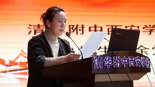 党委副书记、业余党校副校长张颖同志宣读学员名单